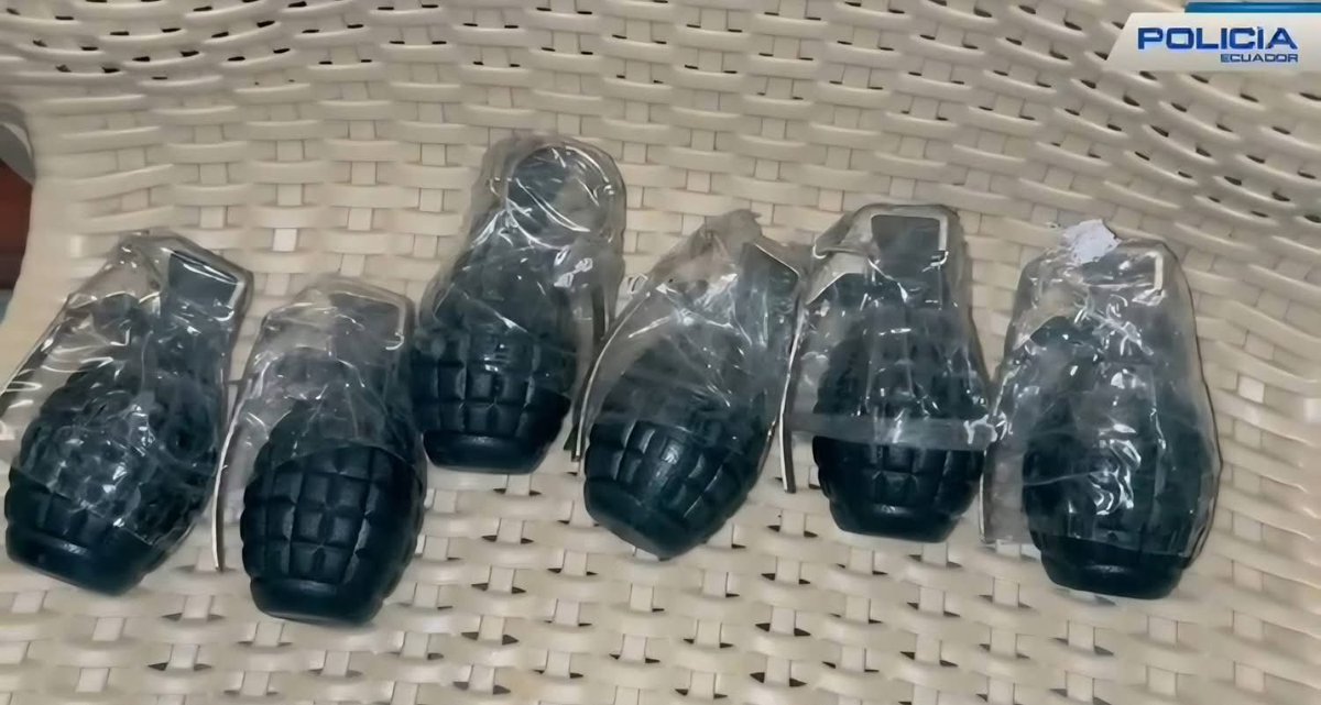 CuencaPlay's tweet image. 🚨Policía Nacional realizó el allanamiento de un inmueble en #Ricaurte, presuntamente vinculados al hecho violento acontecido el dia jueves en la Av. De Las Américas: 2 Fusiles, calibre 5.56, 5 alimentadoras, 1 pistola Sigsauer, 1 pistola glock 17, 6 granadas tipo piña.