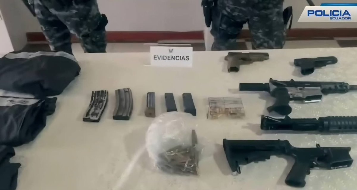 CuencaPlay's tweet image. 🚨Policía Nacional realizó el allanamiento de un inmueble en #Ricaurte, presuntamente vinculados al hecho violento acontecido el dia jueves en la Av. De Las Américas: 2 Fusiles, calibre 5.56, 5 alimentadoras, 1 pistola Sigsauer, 1 pistola glock 17, 6 granadas tipo piña.