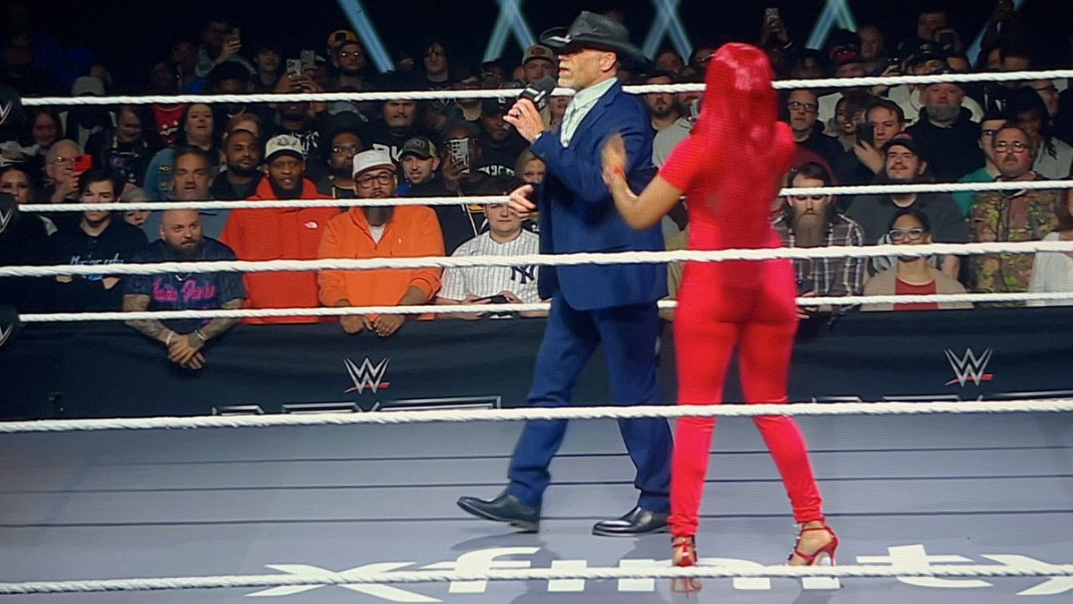 therzzlehavsen's tweet image. IM EATING DINNER LOL IM FINNA HAVE TO RETAKE IT 👁️🫦👁️ #StandandDeliver #SexyRed #HBK