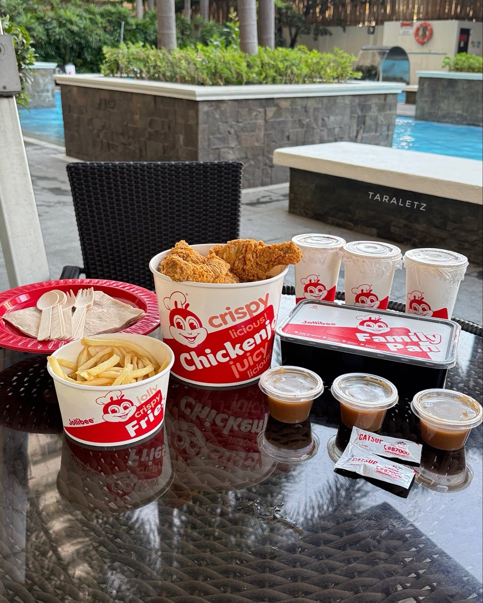 TaraLetzz's tweet image. Our #EasterCelebration made more special with a Bucket of our favorite @jollibee #Chickenjoy Spaghetti, Bucket of Fries and Soda Float. For us, this is one of the perfect summer treats with the family. #TaraLetzEat #HappyEaster