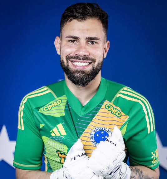 Já viram goleiro que não faz NENHUMA DEFESA?!
Esse mesmo conseguiu tomar 3 gols do Ferreirinha.
Já vi “braço curto”, “mão de alface” mas goleiro sem mão é o primeiro.
BISONHO!!!!