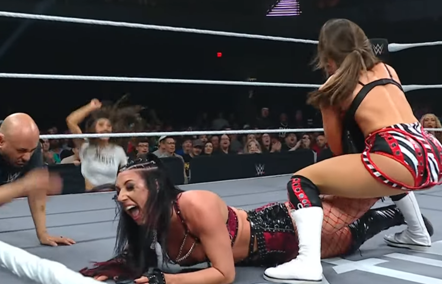 RL_791goat's tweet image. FROM JACY FAVORING HER KNEE TO KENDAL DESTROYING IT WITH AN ANKLE LOCK #StandAndDeliver