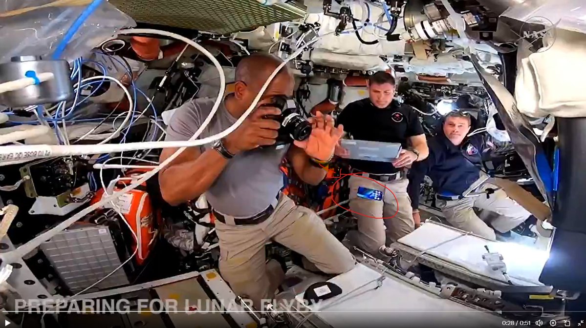 Es divertida la película Artemisa II, los astronautas flotan sus móviles NO . La luna se ve más grande desde mi casa y más brillante incluso con las farolas encendidas al ladito😂, ya ni te cuento si te vas aun lugar sin contaminación de ningún tipo😅. Olvidamos como alunizar ...