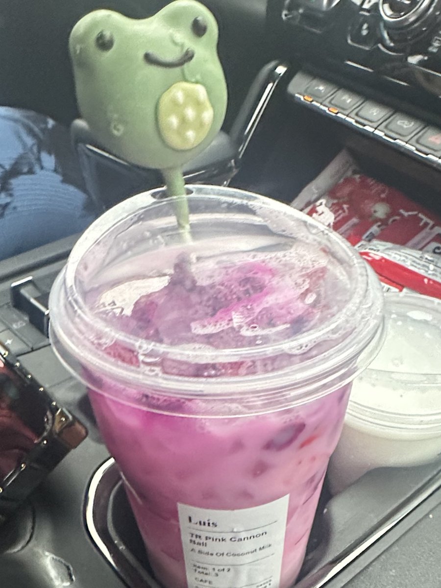 Luisy36l's tweet photo. post from a while ago 🍰🍓 #starbies #frog #coffee #cannonball #starbucks #shedtwt https://t.co/5b33YxtYPU