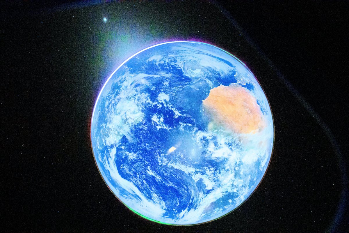 北を上にして宇宙船の窓枠が薄っすら見え気味で地球は青かった感アップのリメイク版