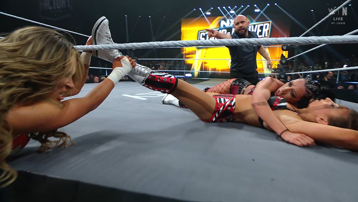 TIMWrestling's tweet image. Lola Vice salva con lo justo y nadie le avisa a Jacy que se tape porque no queremos más pantalla negra #NXTCL #StandAndDeliver