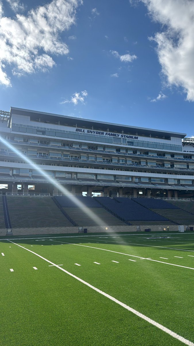AidinDye's tweet photo. Extremely Blessed for the tour hosted by @KStateFB @spedbraet @ColeVader1 a real eye opener and a amazing learning experience thank you for the opportunity #FamilyBusiness https://t.co/bDiGXLGeKZ
