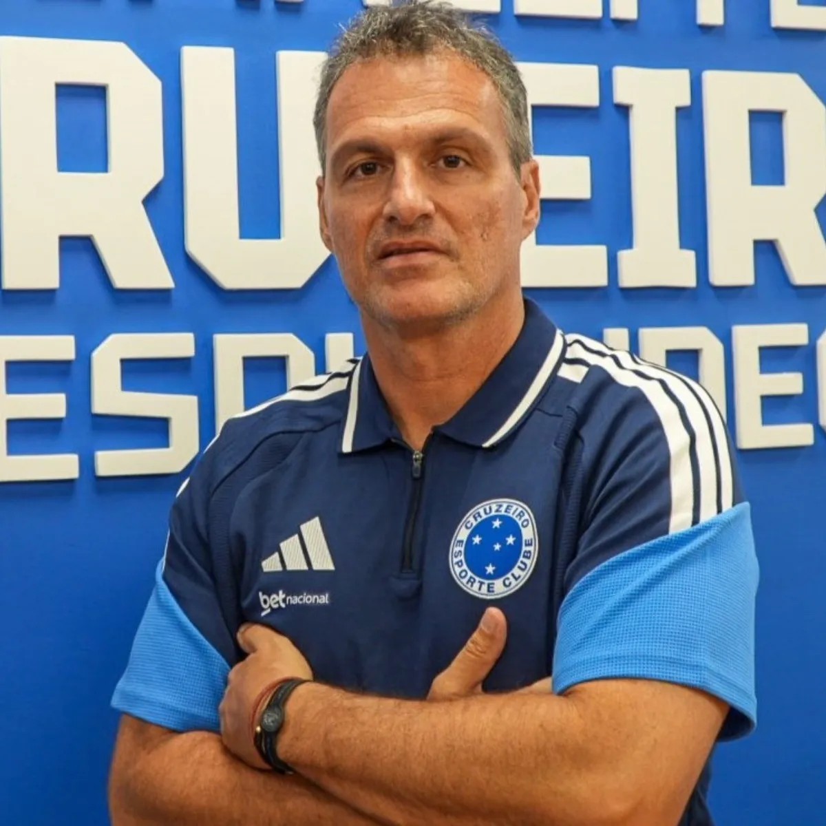 A torcida precisa pressionar pela saída URGENTE do Spindel.

FORA SPINDEL