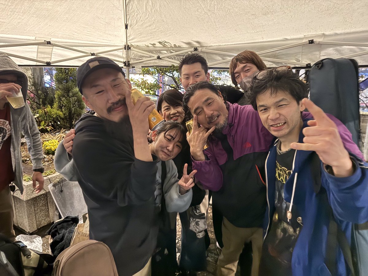 WatanabeFamily9's tweet photo. SAKE to SAKE in JR宇都宮駅西口ぺテストリアデッキ
雨の中歌い笑うみんなの声と
出演者控えテントに並んだおびただしい量の酒の空き缶
それももう想い出☮️ 
みんなみんな本当にありがとうございました！！
ずぶ濡れのギターケースの中
ビニール袋で守られていたギター
誰かが守ってくれた
ありがとう https://t.co/a0lHn1wVnj