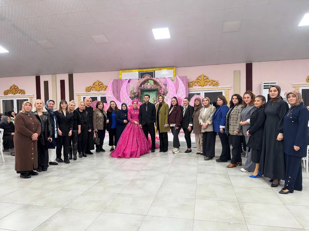 kad_samsun's tweet photo. 19 Mayıs İlçe Kadın Kolları Başkanımız Sayın Zühre Çakat’ın kıymetli evladı Sudenaz’ın düğün merasimine, İl Kadın Kolları Başkanımız Sayın Tuğçe Dağdemir Muslu ve yönetimimiz katılım sağlamıştır.

Genç çiftimizi tebrik ediyor, kendilerine bir ömür boyu sağlık, huzur ve mutluluk diliyoruz. 
@avtugcedagdemir