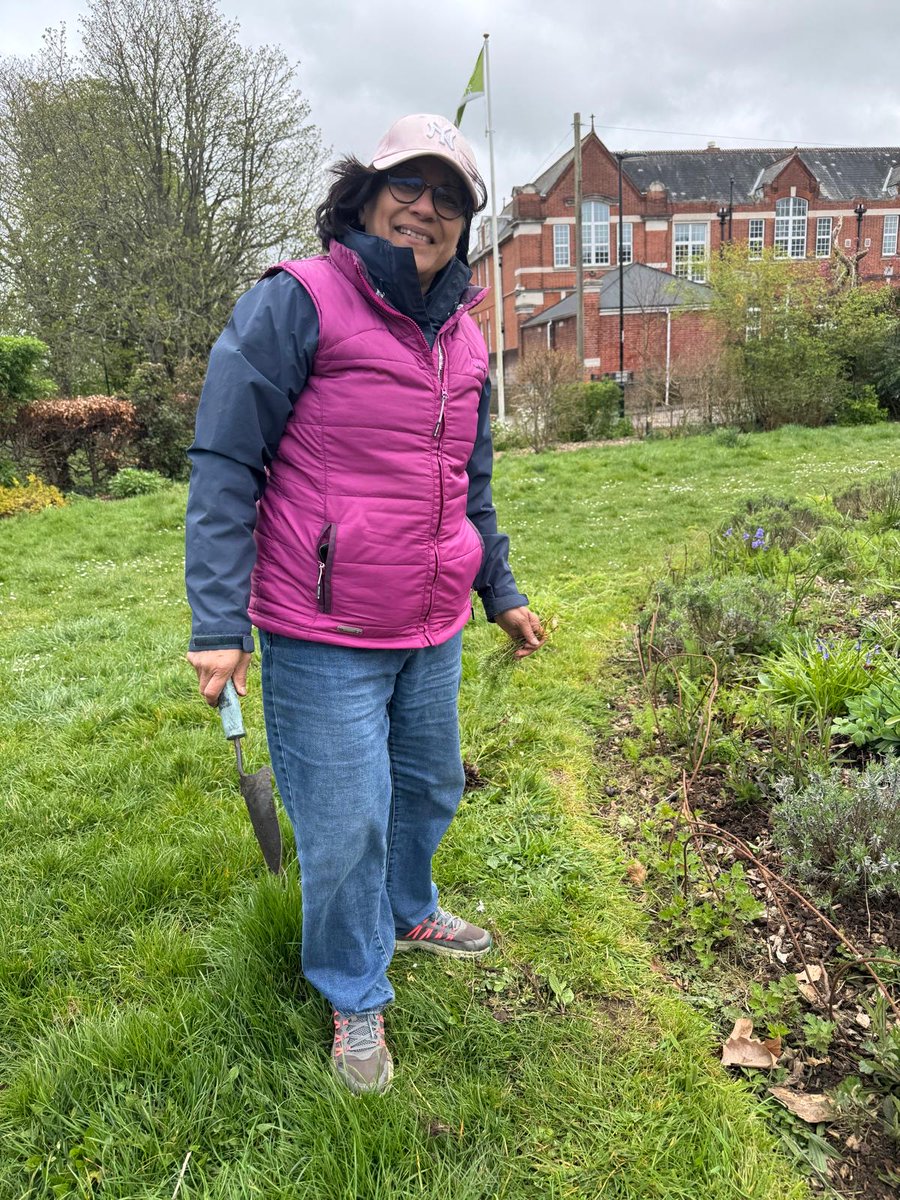 RecFriends's tweet photo. Our gardeners worked hard alongside the kids activities yesterday. Laila multitasked, helping with activities &amp; weeding, Jo made 2 wigwams from branches that had to be cut back on the Lime tree and Russell rescued an Elder that was being smothered by ivy. Well done everyone! https://t.co/6L53vjePTz
