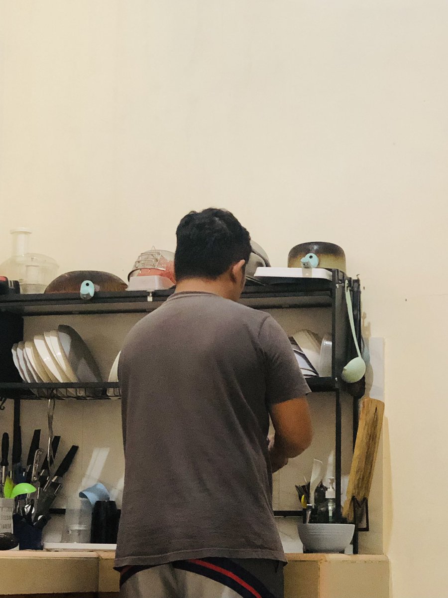 khansassh's tweet photo. Dari kamar kedengeran lagi cuci piring. Biasanya cuma cuci gelas yg buat kopi aja satu. Tp kok lamaa nampaknya..
Ternyata dicuci semuanya 🫶🏻

Makasih ayahh
(Walaupun piring dan sisa makanan di meja makan masih ada) 😆
Namanya juga laki2 
It’s okay~ https://t.co/mCkOmYxp8U