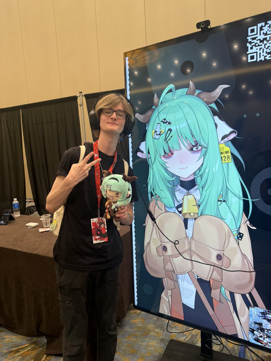 ragatags's tweet photo. First! Totally worth the flight to Texas. #weebcon #crelly https://t.co/L5gcGVRwuW