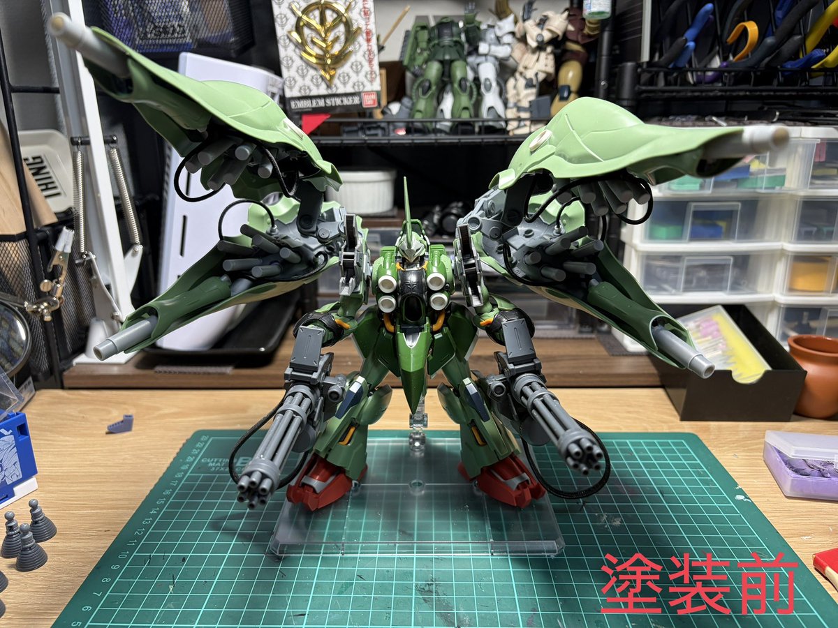 Sensyahey's tweet photo. 1カ月1作品生活　3/35で完成！
やっと4月を迎えられる🌸
機体名:クシャトリヤ・レヴァナント
クシャトリヤ開発過程において発生した規格外部品および不採用部品及びヤクト・ドーガ系機体の回収部品を修復・流用・再構築した改修機。
…という設定(๑˃̵ᴗ˂̵)و 
#ガンプラ
#クシャトリヤ https://t.co/iqW9qvZAx1