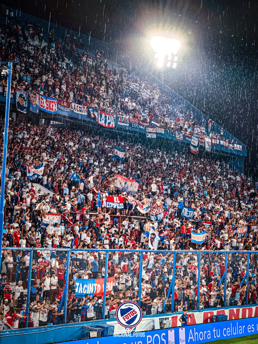 NacionalFotos's tweet photo. La fiesta en la tormenta👊🏻🇳🇱 https://t.co/upjpbuEG3i
