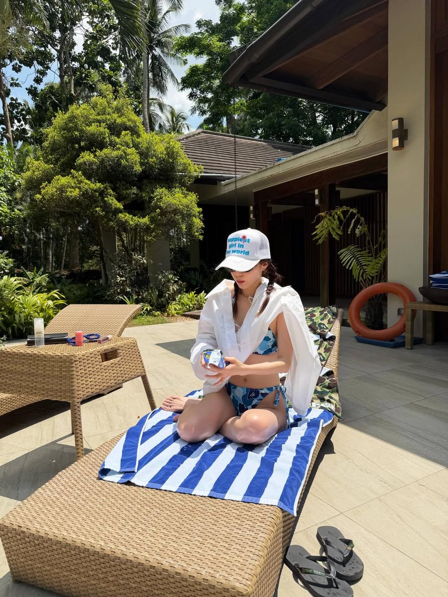 ABSCBNNews's tweet photo. GOODNESS GRACIOUS ANG GANDA 😍❤️🔥

"Pambansang Krung Krung" Sandara Park is enjoying summer vibes in Lipa, Batangas, while sipping buko juice.

(📸: Dara/Instagram) https://t.co/pYTtqWMRGC