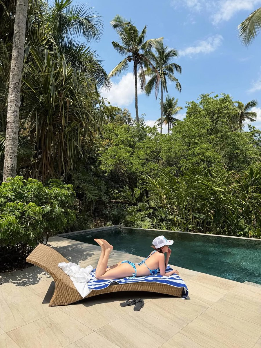 ABSCBNNews's tweet photo. GOODNESS GRACIOUS ANG GANDA 😍❤️🔥

"Pambansang Krung Krung" Sandara Park is enjoying summer vibes in Lipa, Batangas, while sipping buko juice.

(📸: Dara/Instagram) https://t.co/pYTtqWMRGC