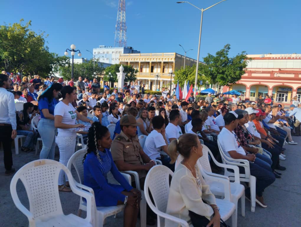 QueipoRuiz's tweet photo. ‼️🇨🇺 Con #HonorHolguinero se desarrollaron en #HolguínSí varias actividades  en saludo a los aniversarios 64 de la Unión de Jóvenes Comunistas (UJC) y 65 de la Organización de Pioneros José Martí (OPJM)‼️🇨🇺
Frente La Periquera se desarrolló el acto principal.
#Cuba https://t.co/t9ZkkNvkY1