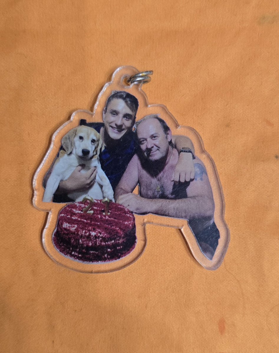 Twitter, haz tu magia ✨

​He encontrado este llavero por la zona de Viapol, durante la procesión de <a href="/hdaddelsol/">Hermandad del Sol</a>

Es de una foto familiar y seguro que su dueño lo está echando de menos.

​Si lo reconoces o sabes de quién puede ser, escríbeme.

​#SSantaSevilla26 #Sevilla