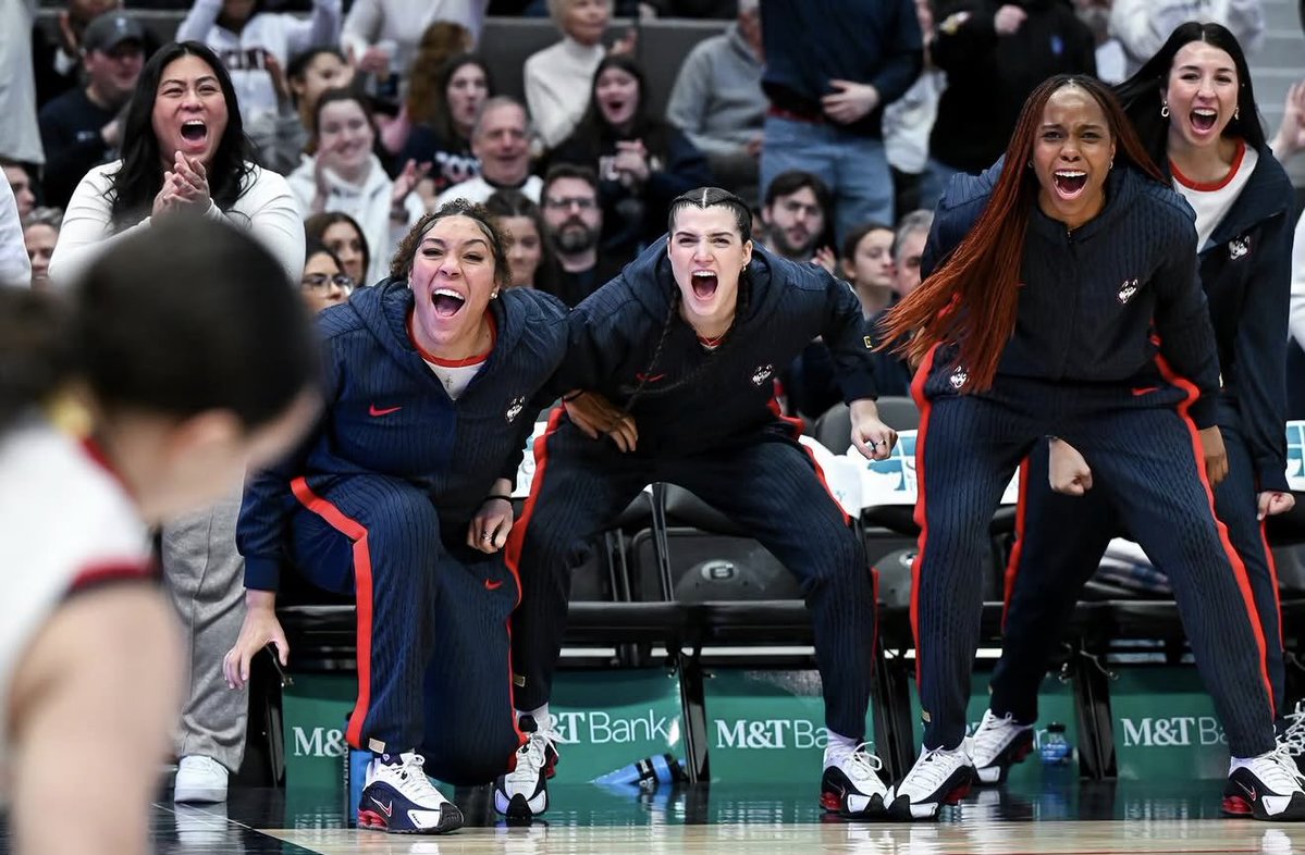 alyssa loves azzi🩷 tweet media