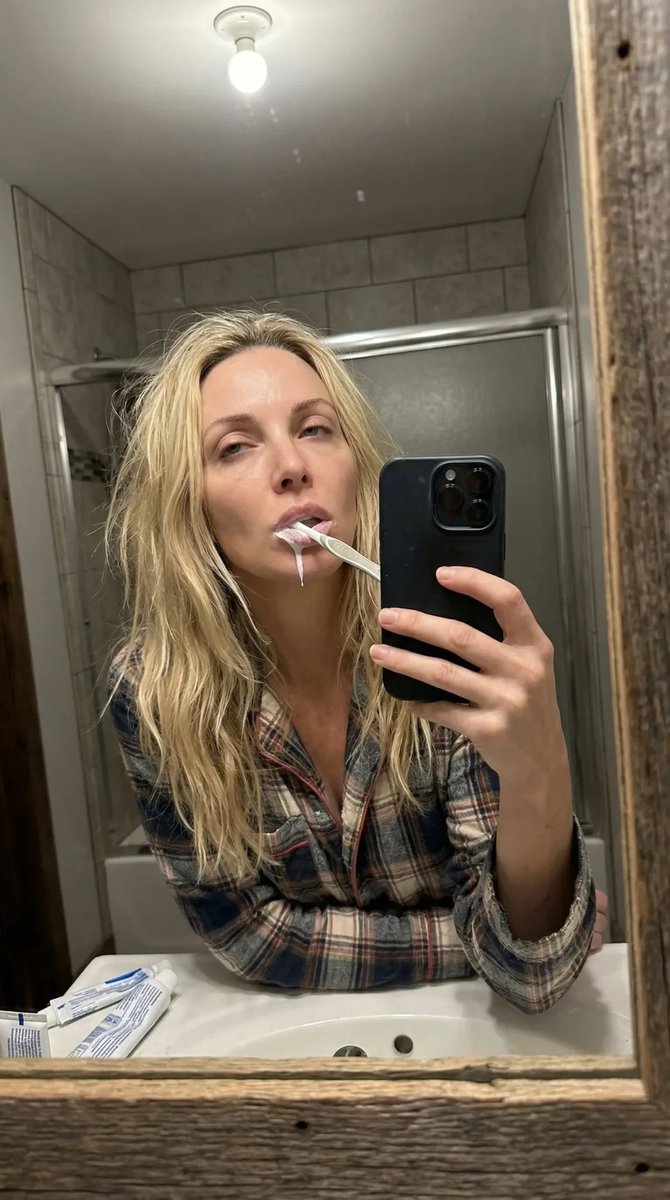 Nicolelexsi's tweet photo. I just I would like hear someone say I'm still yummy at 52💋 https://t.co/HQwRsPsy3f