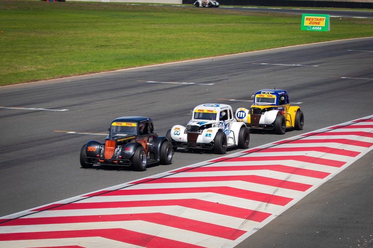 Mattorrz's tweet photo. How bloody cool are these Legend race cars 😅
Some of the best racing I’ve seen in ages 👌
I can see why you like these things @taylorreimerr 

#legend #racecars #TheBend 
@smclaughlin93 @shanevg97 @BubbaWallace 
@legendsnation https://t.co/UWZxpnWTTE