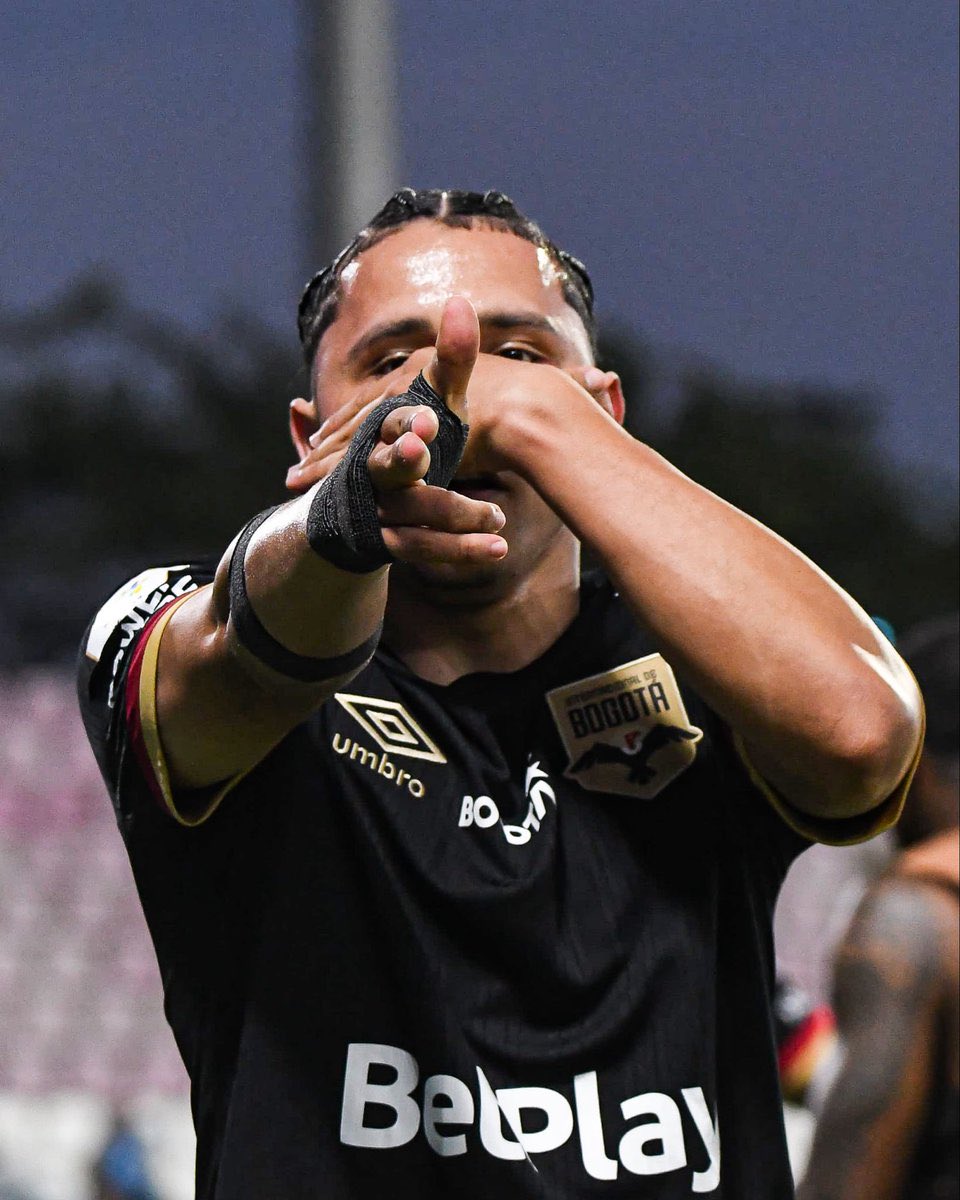 D0G0RBiG's tweet photo. Kevin Parra actual jugador del Inter de Bogotá termina préstamo este semestre y ve con buenos ojos recalar fuera del país 

Lo de al lado es el escudo del Atlético Bucaramanga https://t.co/G0xIODyY2u