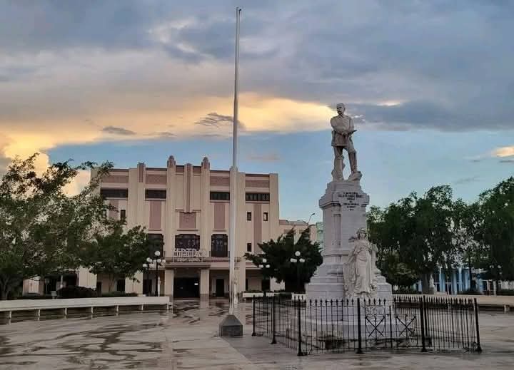 En este 481 aniversario de la fundación del Hato de Holguín y el 306 del pueblo San Isidoro de Holguín, le deseamos muchas felicidades y que nuestro querido pueblo pueda alcanzar mayores éxitos. #HolguínSí