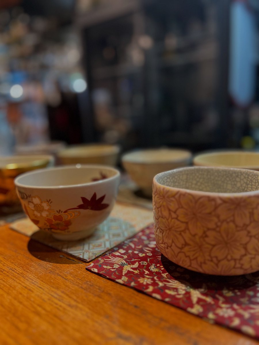 ranHotei's tweet photo. 茶碗で感じる季節🌸

早くも花筏が見れる時期となりましたが
らん布袋の抹茶茶碗は今日も満開です♪

 #matcha #teaceremony #machiyacafe https://t.co/UKbWwncg3A