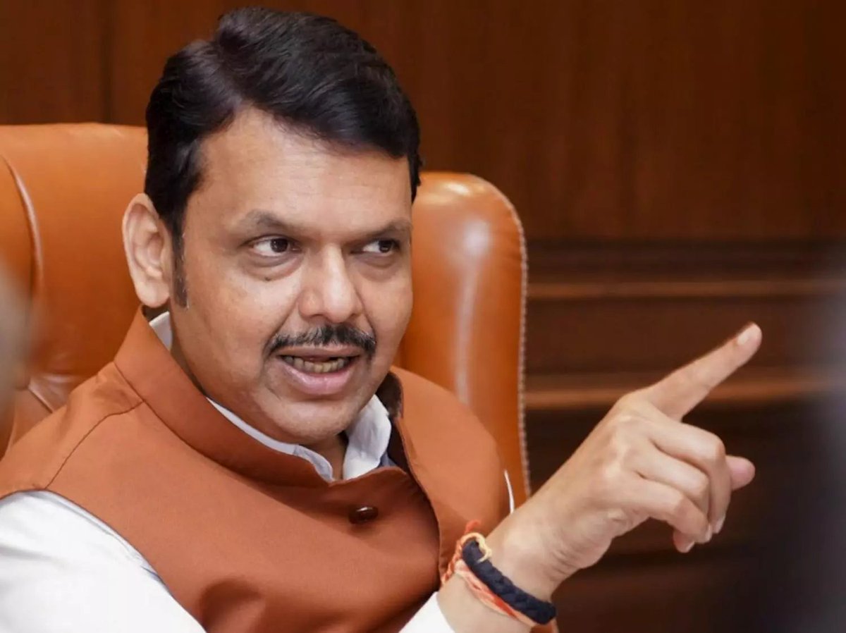 लैंगिक शोषण ते मनी लॉन्ड्रीग असा खरात प्रकरणाचा प्रवास सध्या सुरू आहे.
हे सर्वात आधी ओळखल्याने देवेंद्र फडणवीसांनी या प्रकरणात लक्ष घातले होते.अर्थात एकच वेळी ५० हून अधिक नेत्यांवर कायमचा अंकुश ठेवण्याची संधी देवेंद्र फडणवीसांसारखे मुत्सद्दी राजकारणी अशीच वाया जाऊ देणार नाही.