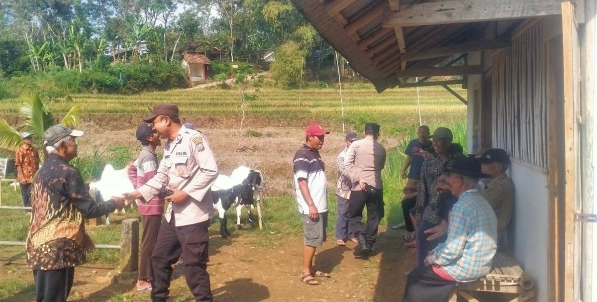 Polri hadir ditengah kegiatan para pedagang kambing di wilayah pule, sampaikan pesan kamtibmas
