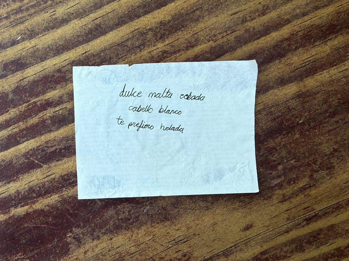 Haiku a la chela
Tinta sobre etiqueta (abril 2026)