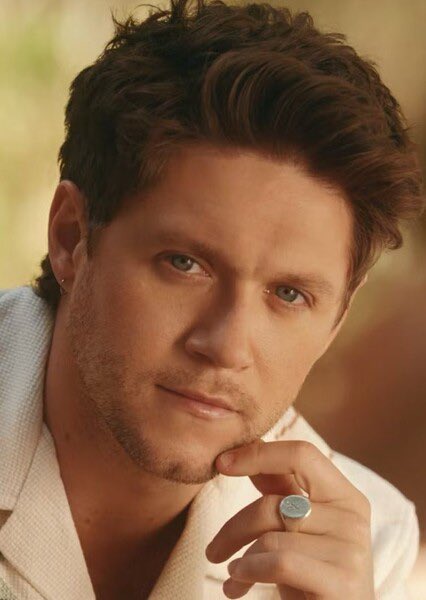 sammy1714's tweet image. Niall shared that the x ring he wears on his finger was given to him by Amelia and contains the coordinates of where they first met 😭