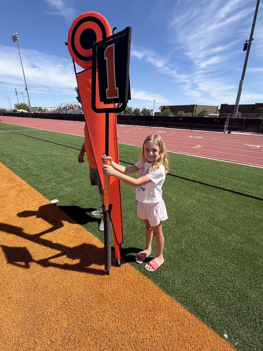AaronFrana's tweet photo. From the sidelines to the chain crew, Ellie putting in work while supporting her brother and the Jr. Aztecs! #FutureAztecs https://t.co/ROfoK23xaH