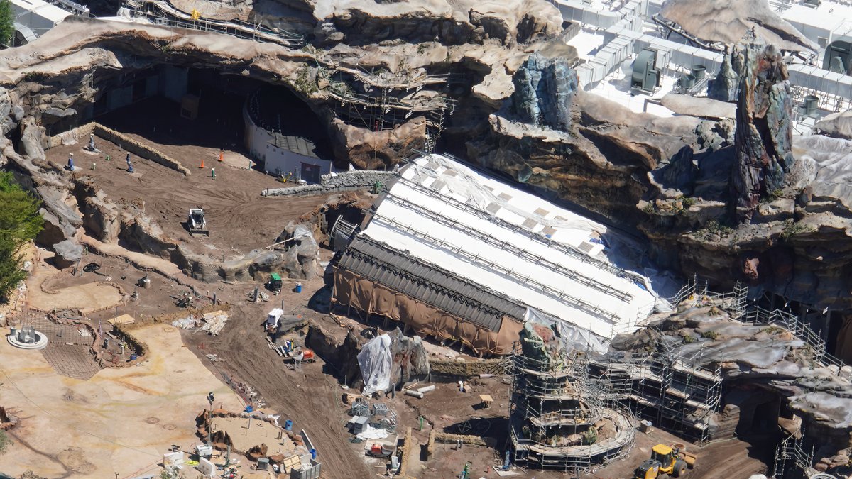 Aerial look back at the construction of the Rebel Base in Star Wars ...