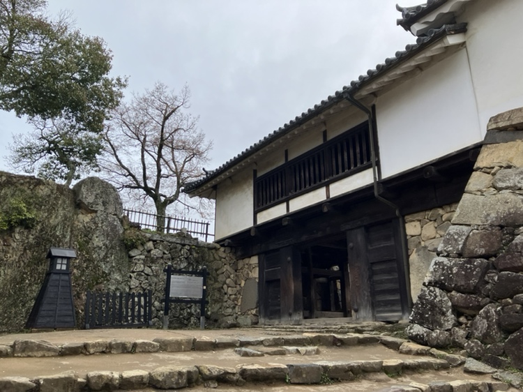 hikone_castle's tweet photo. 4月５日㊐の彦根城🏯
天気は回復傾向です🌥️
城域に1,100本ある桜はただいま満開🌸
そして今日は #天外者 の三浦春馬さんのお誕生日🎂
満開の桜とあのシーンをお届けします🎶🥰 https://t.co/MdlbgjhF7A
