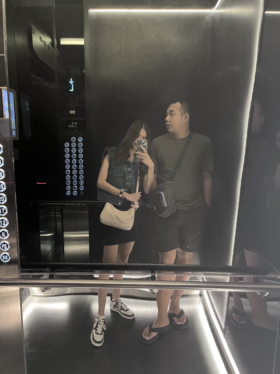 gummyycookiee's tweet photo. Janjian sama @cornytrixter kalo ada aespa kita kudu nonton wkwkwk tp krn takutlah aku jompo akhirnya beda section dia standing aku duduk 😂😭  next concert kudu bareng sih gas lah gpp standing ntar ngemper ke belakang kl cape 🥹 see you @aespa_official moga kesini lagi yaww 🙏🏻🙏🏻 https://t.co/8gdkDdj4tq
