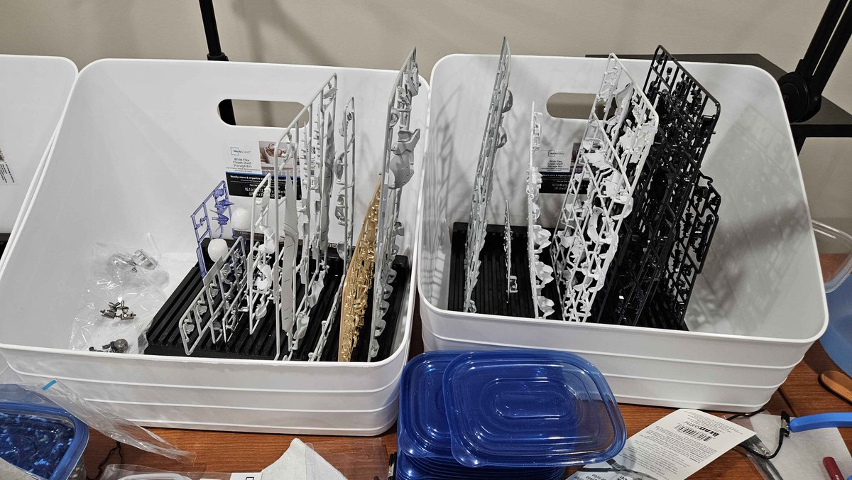 Session 2 done on #plamo build 36 - Daytime Meteor. Finished the princess, and onto the #dragon! Look at all the runners for the first section. #vtuber