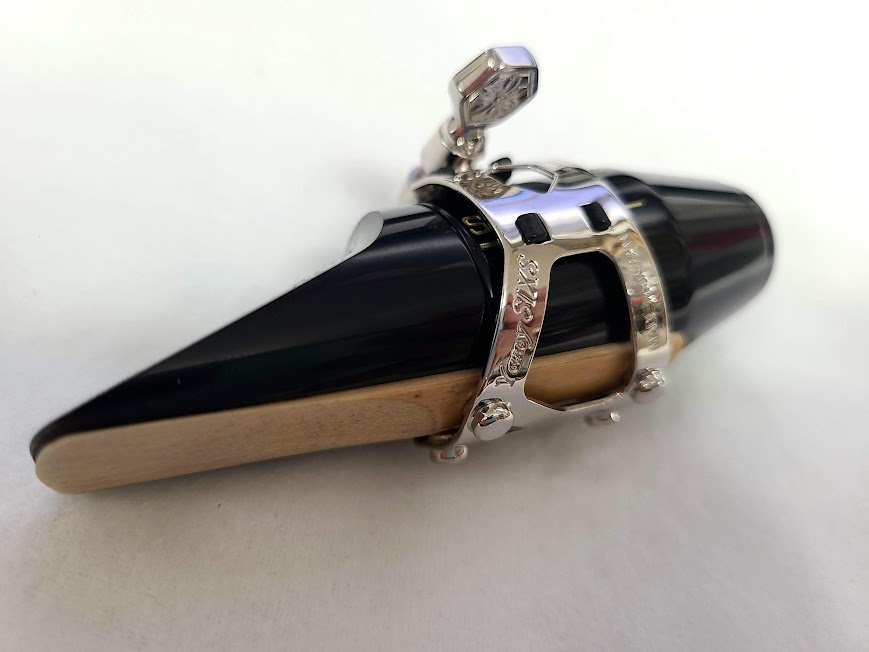 Klangbrass's tweet photo. 国内限定500個　
プリマ・ヤナギサワ　ASAX/B♭CL兼用リガチャー　Yany SIXS Solid Silver/Platinum-Plated
（ヤニー・シクス 銀製プラチナメッキ仕上）

5/500が、うちに入荷してきました。

総銀製でしかもプラチナメッキ。
仕様だけで考えたら、この価格は完全にバグです。
安いと思います。ヤニーシクスなのに。

無くなったらおしまいです。

欲しかった方はお早めに。

専用ケースとキャップ付きです。

B♭CL/ASAX兼用です。

注文はこちら👇
https://t.co/qAtuvmH98H