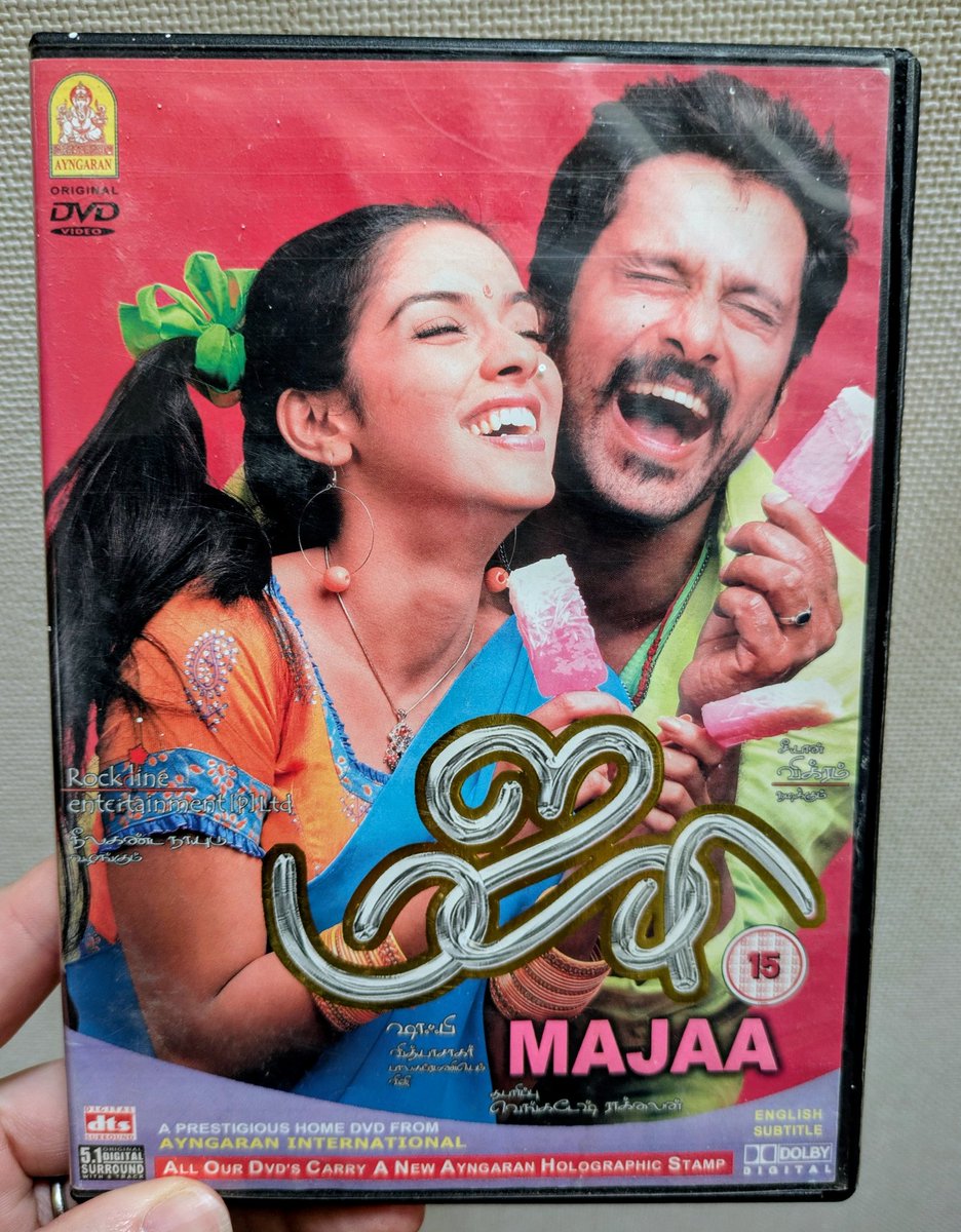 yummyONS's tweet photo. お誕生日まであと12日❣️
#ヴィクラム還暦カウントダウン
「#Majaa」(2005)。
泥棒一家の兄弟マティ(ヴィクラム)とアディ(パスパシー)。家業から足を洗うと決めた父とともに、「majaa(மஜா、楽しい)」と書いたトラックに乗って、新天地を探しに行く。
家族愛に泣ける😭
あとDVDカバーが最高♥ https://t.co/CLLsw0CzP7