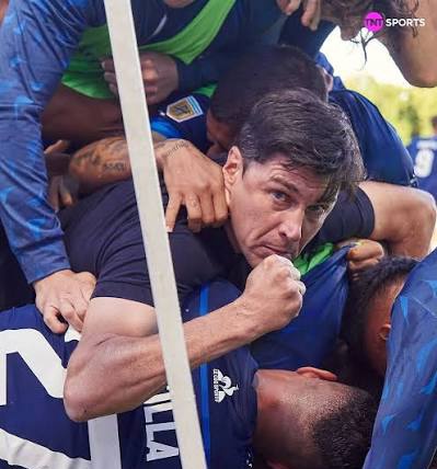 LeaDG1990's tweet photo. cada tanto pienso en lo mucho que me cagué cuando vi esta imagen, fue la única vez que genuinamente sentí que la liga del 2024 se escapaba, era realmente una foto de campeón https://t.co/Ca4pwubBbm