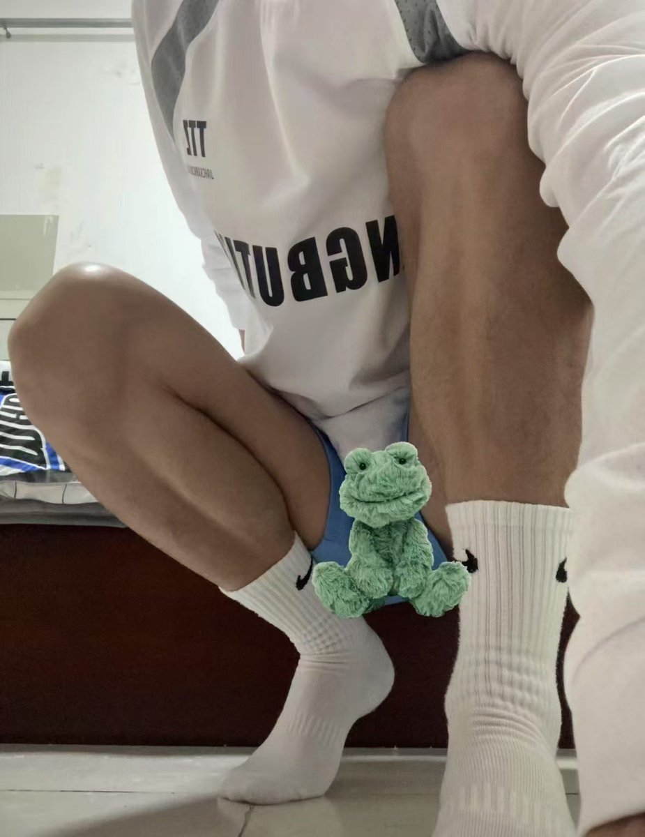 白袜粗腿弟弟 tweet media