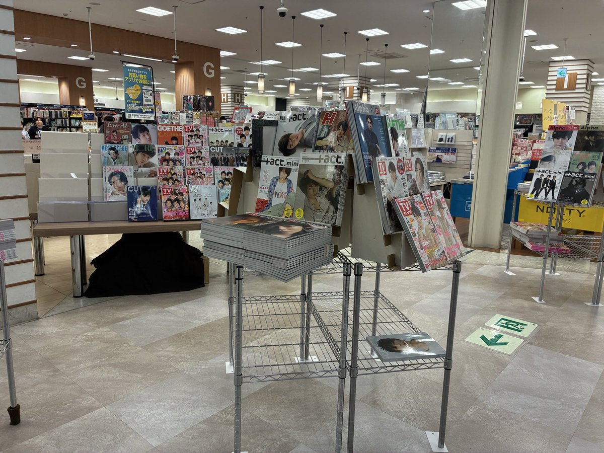 shinki0225's tweet photo. バンテリンドーム前イオンはあちこち嵐仕様になって⭐︎
未来屋書店さんなんて各メンバー&amp;5人集合のバックナンバー雑誌あって、もれなく大荷物になれます🫠
「こんなチャンス二度とない！」とまんまと買いこんだワタシです

#WeAreARASHI https://t.co/zkrJEZV13F