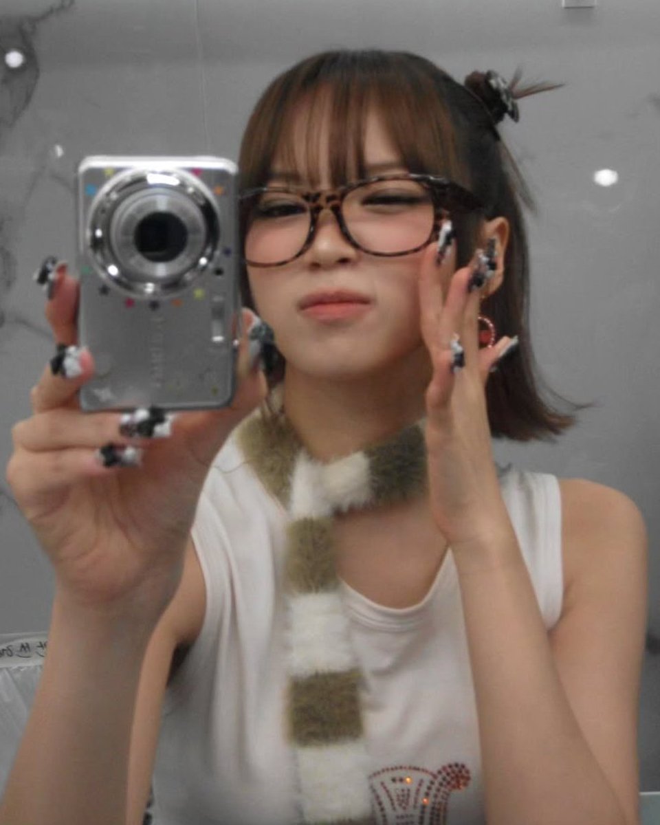 kim chaewon pics 🎉 tweet media