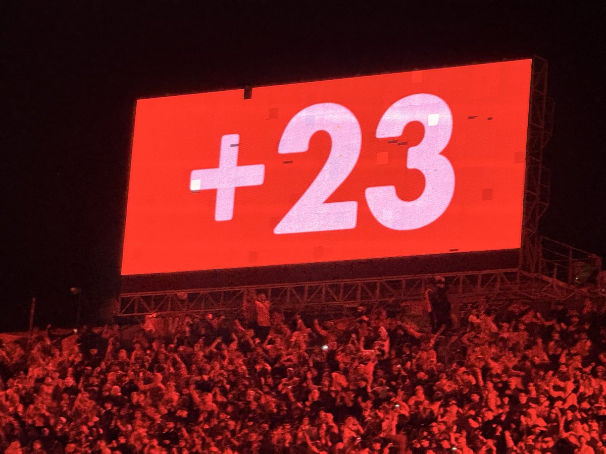 Jugamos mal como siempre 
Hay jugadores que caminan la cancha 
Hoy no se salvó el año ni nada de eso
La CD son unos Hijos de Put@
El DT está perdido 
No jugamos copas

Pero que bien se siente romperle el culo a #racing