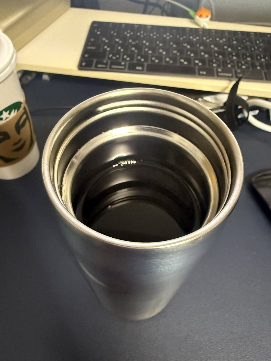 GoGoMachead's tweet photo. スタバで買ったスタンレーのボトル
スペック上はグランデサイズの容量に対応していたので、実際にグランデサイズを購入して入れたらピッタリ入った
入れた後に飲んでしまったので、余裕があるように見えますが、蓋を締めることができるギリギリのラインまで入りました
疑ってごめんなさい
#stanley #スタバ
