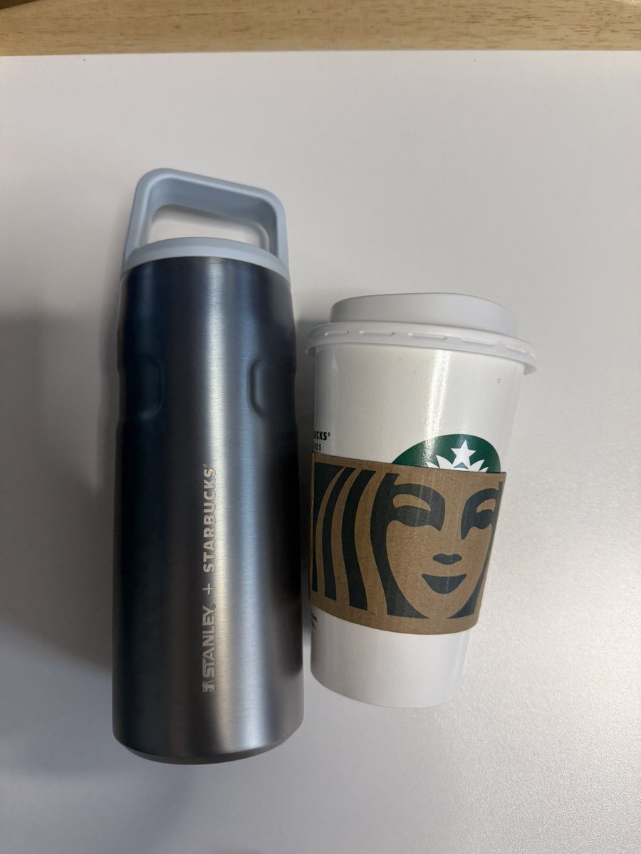 GoGoMachead's tweet photo. スタバで買ったスタンレーのボトル
スペック上はグランデサイズの容量に対応していたので、実際にグランデサイズを購入して入れたらピッタリ入った
入れた後に飲んでしまったので、余裕があるように見えますが、蓋を締めることができるギリギリのラインまで入りました
疑ってごめんなさい
#stanley #スタバ