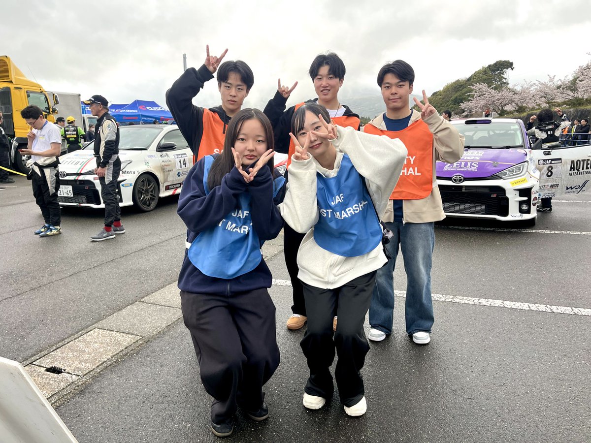 rallyplus's tweet photo. 【ヨンカイのホゲホゲ全日本@佐賀日記】
今回、サービスパークのタイムコントロールでは地元の高校生ボランティアが活躍中！
参加してくれたのは新2年生と新3年生の皆さん。
選手とのコミュニケーションやTC業務なども楽しんでくれていたようです😊

#全日本ラリー #JRC #hogeJRC https://t.co/wrL0pOfEe5