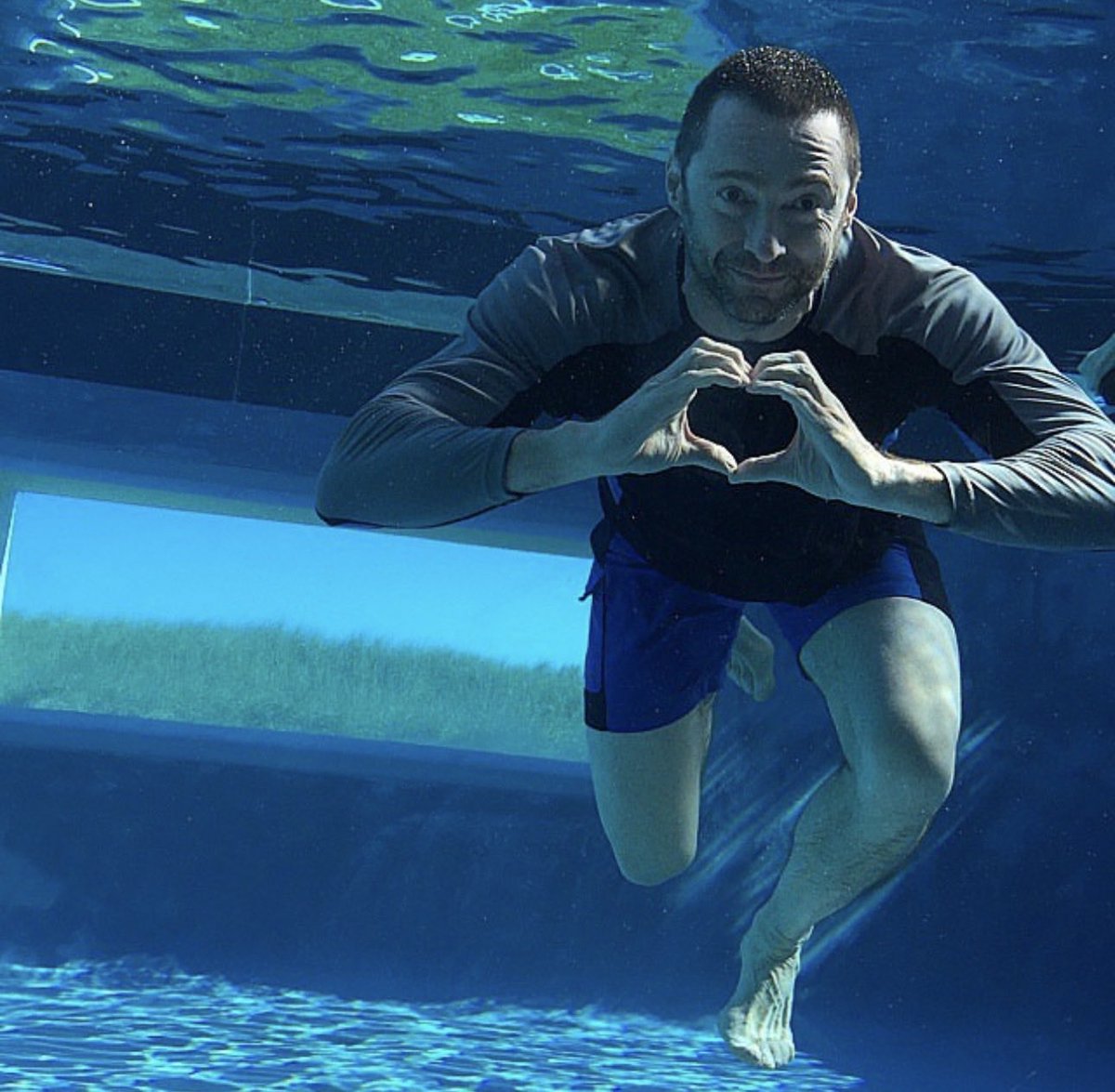 *se tira encima hundiendolos a ambos*