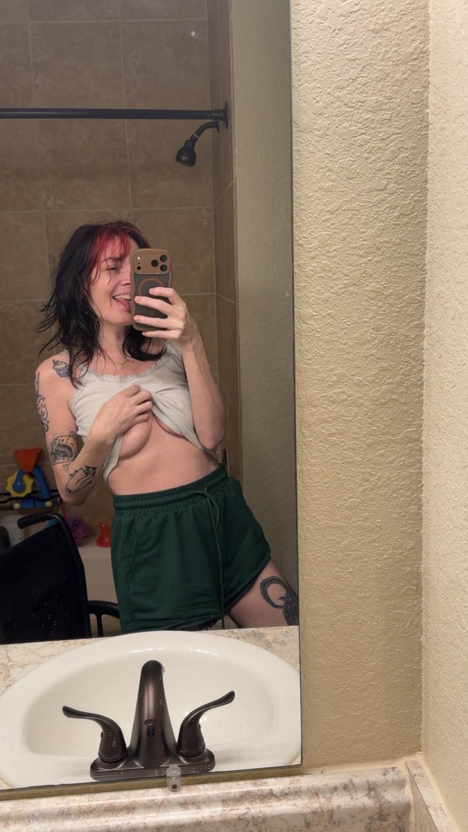 Creep Queen $4 sale tweet media